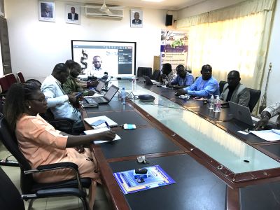 PHASAO : le Coordonnateur sectoriel Sahel central de la Banque mondiale prend le pouls de l’exécution (Ouagadougou, le 15 décembre 2023) -Le Coordonnateur sectoriel Sahel central chargé des questions de Pauvreté, Gouvernance et Macroéconomie de la Banque Mondiale Fulbert TCHANA TCHANA a eu une séance de travail avec les équipes de l’INSD et de la direction générale de l’Economie et la planification (DGEP). Les échanges ont porté sur la mise en œuvre des activités du projet d’harmonisation et d’amélioration