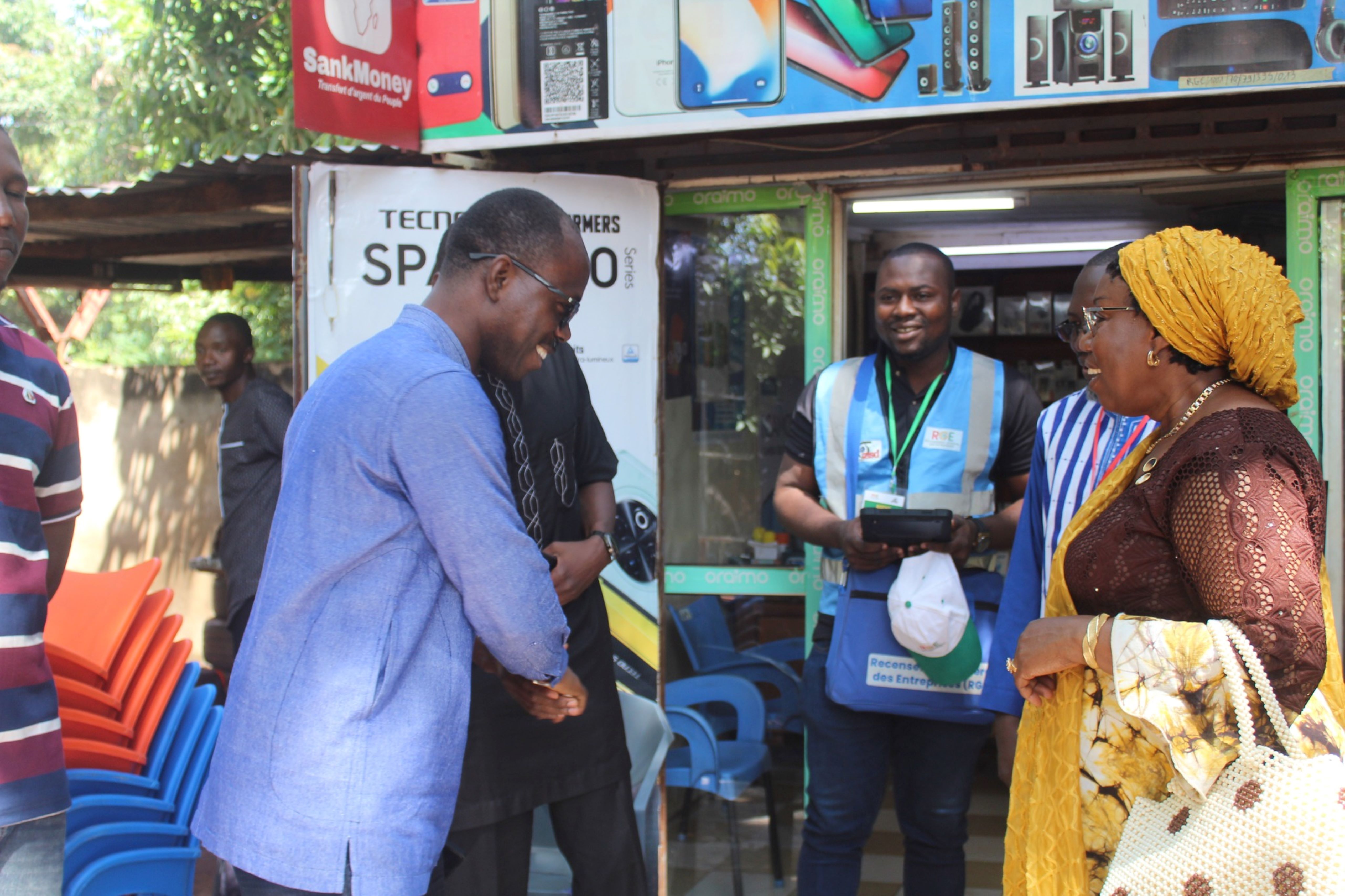Recensement Général des Entreprises : le Gouverneur des Hauts-Bassins prend le pouls de la collecte des données sur le terrain